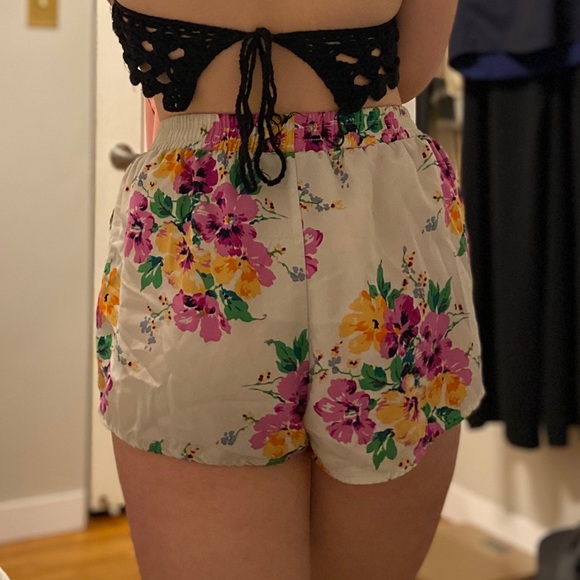 ⚡️ 2/$15 Flowy floral shorts - Picture 2 of 2